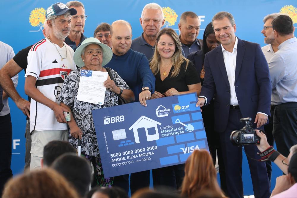 Capa da notícia: GDF entrega lotes no Residencial Tamanduá e primeiros cartões aos beneficiários do programa Material de Construção